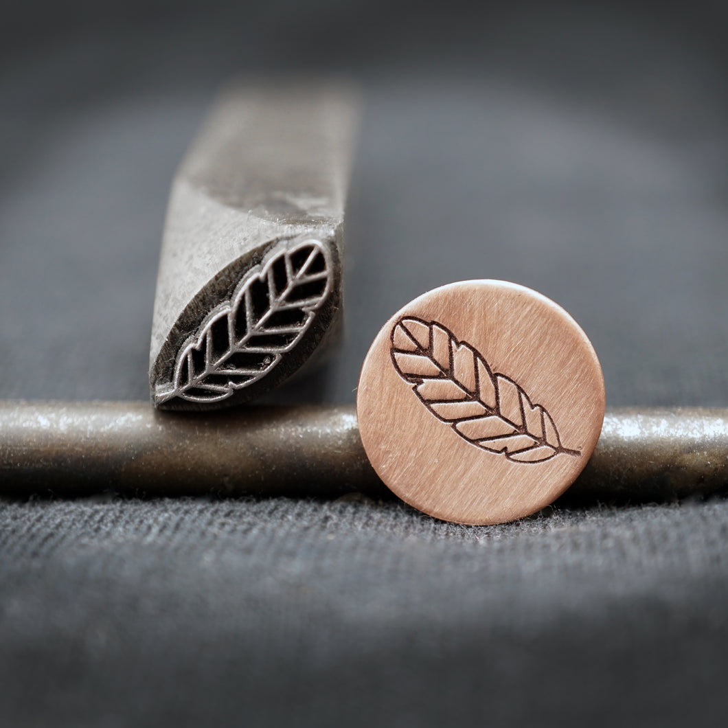 Large Outline Feather
